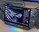 Asus ROG Ally X20 ma półprzezroczystą obudowę.