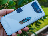 ROG Phone 7 Ultimate może wkrótce zostać zastąpiony następcą z procesorem Snapdragon 8 Gen 3. (Źródło obrazu: Notebookcheck)