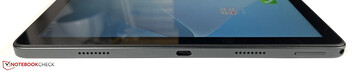 Po prawej: głośnik, USB-C 2.0, głośnik, hybrydowe gniazdo SIM/microSD, 3,5-mm jack