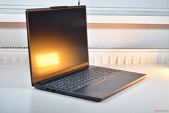 Lenovo IdeaPad Slim 3 15Q8X10 z procesorem Qualcomm Snapdragon X (źródło obrazu: Benjamin Herzig/Notebookcheck)