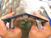 W teście wytrzymałościowym przeprowadzonym przez JerryRigEverything model Samsung Galaxy Z Fold8 wykazuje wiele typowych słabości charakterystycznych dla urządzeń składanych, jednak wytrzymuje test zginania.