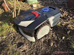 Sunseeker V1 utknął poza trawnikiem