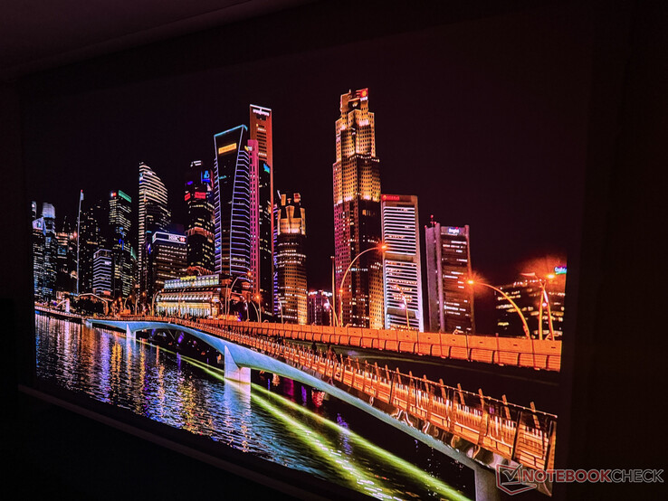 Jakość obrazu Valerion VisionMaster Max w zaciemnionym pomieszczeniu jest imponująca