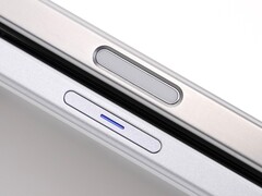 Vivo prezentuje dedykowany przycisk migawki Vivo X200 Ultra i przedstawia kilka różnic w porównaniu do sterowania aparatem iPhone'a 16 Pro Max (źródło obrazu: Vivo, edytowane)