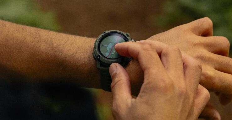 Coros Nomad wyposażony jest w wyświetlacz MIP, który staje się coraz mniej powszechny w firmie Garmin. (Źródło zdjęcia: Coros)