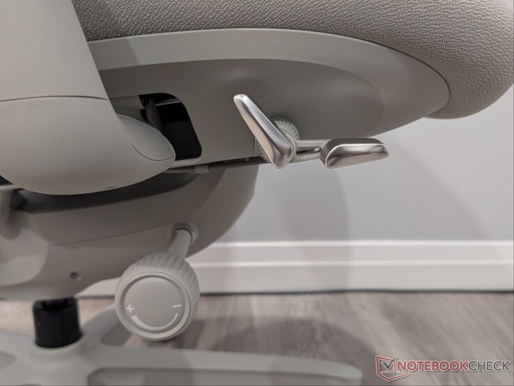 Odchylanie, regulacja wysokości siedziska i pokrętło naprężenia oparcia.