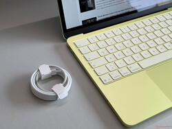 W Europie w pudełku otrzymują Państwo jedynie kabel USB.