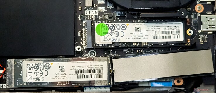 Titan 18 HX AI posiada 1x slot PCIe Gen5 i 3x PCIe Gen4 NVMe
