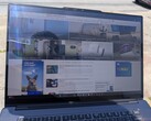 Wyjątkowo jasny wyświetlacz Lenovo Pro 9 16 Aura jest bardziej użyteczny na zewnątrz w porównaniu do innych laptopów