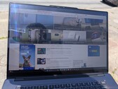 Wyjątkowo jasny wyświetlacz Lenovo Pro 9 16 Aura jest bardziej użyteczny na zewnątrz w porównaniu do innych laptopów