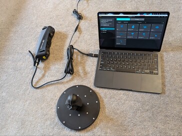 Sermoon S1 podłączony do MacBooka Air z przedmiotem na gramofonie Creality (sprzedawany oddzielnie)