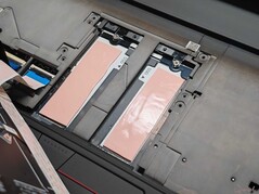 Dwa dodatkowe gniazda SSD pod klawiaturą