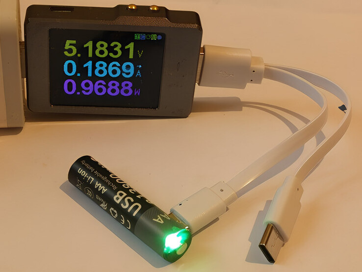 Ładowanie z mocą 0,99 W. Przy takim tempie ładowanie baterii o pojemności 13 800 mAh i napięciu 1,5 V zajęłoby 20 godzin. Obraz powiększony za pomocą serwisu iloveimg.com
