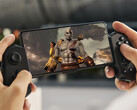 Flagowy telefon z systemem Android ostatniej generacji lepiej radził sobie z emulacją testowanych gier. Na zdjęciu: gra „God of War 3” emulowana na smartfonie (zdjęcie przerobione).