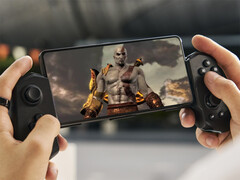 Flagowy telefon z systemem Android ostatniej generacji lepiej radził sobie z emulacją testowanych gier. Na zdjęciu: gra „God of War 3” emulowana na smartfonie (zdjęcie przerobione).