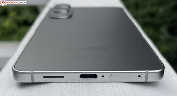 Dół: głośnik, USB-C 3.2 Gen.1, mikrofon, dual-SIM