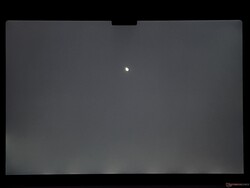 Minimalne aureole przy dolnej krawędzi (wzmocnione przez kamerę)