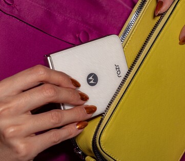 Motorola Razr 2025 w kolorze Pantone Lightest Sky. (Źródło zdjęcia: Motorola)