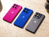 Model Moto G77 Power jest dostępny z tylnym panelem w kolorze różowym, niebieskim lub szarym.