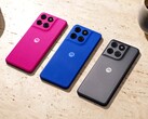 Model Moto G77 Power jest dostępny z tylnym panelem w kolorze różowym, niebieskim lub szarym.
