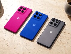 Model Moto G77 Power jest dostępny z tylnym panelem w kolorze różowym, niebieskim lub szarym.