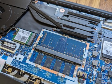 Przylutowane 8 GB pamięci RAM plus jedno gniazdo DDR4 SODIMM do rozbudowy