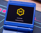 Anbernic RG34XX SP z systemem muOS Pixie. (Źródło zdjęcia: Retro Handhelds)
