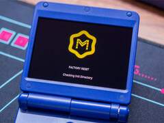 Anbernic RG34XX SP z systemem muOS Pixie. (Źródło zdjęcia: Retro Handhelds)