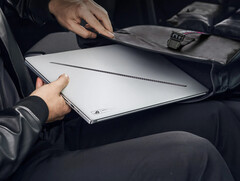 Asus na razie wstrzymuje swoje najtańsze SKU ROG Zephyrus G14 i ROG Zephyrus G16. (Źródło zdjęcia: Asus)