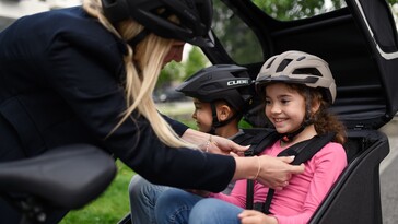 Cube Trike Family Hybrid może pomieścić dwoje dzieci obok siebie na zadaszonych tylnych siedzeniach. (Źródło zdjęcia: Cube)