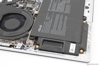 Łącznie 6 zintegrowanych głośników (2x wysokotonowe, 4x niskotonowe)