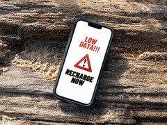 ekran iPhone&#039;a wyświetlający komunikat ostrzegawczy o niskim poziomie naładowania. (Źródło zdjęcia: Arpit Brandings via Pexels, zmodyfikowane)