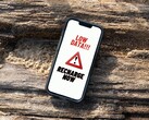 ekran iPhone'a wyświetlający komunikat ostrzegawczy o niskim poziomie naładowania. (Źródło zdjęcia: Arpit Brandings via Pexels, zmodyfikowane)