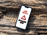 ekran iPhone'a wyświetlający komunikat ostrzegawczy o niskim poziomie naładowania. (Źródło zdjęcia: Arpit Brandings via Pexels, zmodyfikowane)