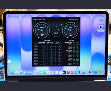 MacBook Neo wyświetlający wyniki Blackmagic Disk Speed Test z prędkością zapisu ~1350 MB/s i odczytu ~1476 MB/s na standardowym dysku SSD 256 GB