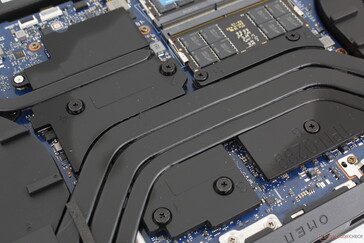 Model ten nie jest wyposażony w chłodnicę komory pary, w przeciwieństwie do serii Omen Max