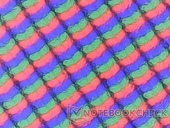 Matowy panel jest nieco bardziej ziarnisty niż błyszcząca alternatywa