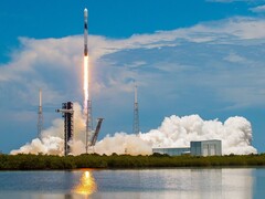 Wystrzelenie satelity Starlink za pomocą rakiety Falcon 9. (Źródło zdjęcia: SpaceX)