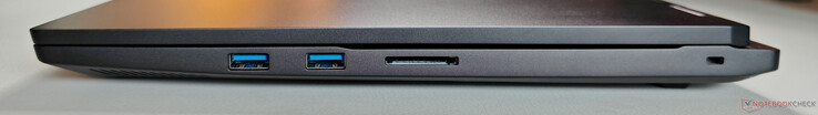 Po prawej: 2x USB-A 3.2 Gen.1 (5 GBit/s), czytnik kart SD, blokada Kensington Nano Saver Lock
