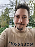 Selfie przy użyciu głównego aparatu Huawei Mate X6 (tryb portretowy)