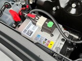 Tesla zastąpiła stare 12V akumulatory kwasowo-ołowiowe akumulatorami litowo-jonowymi dopiero w zeszłym roku (zdjęcie: Teslascope)