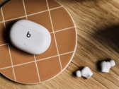 Słuchawki Beats Studio Buds Plus są dostępne w trzech wersjach kolorystycznych, w tym Transparent. (Źródło obrazu: Apple)