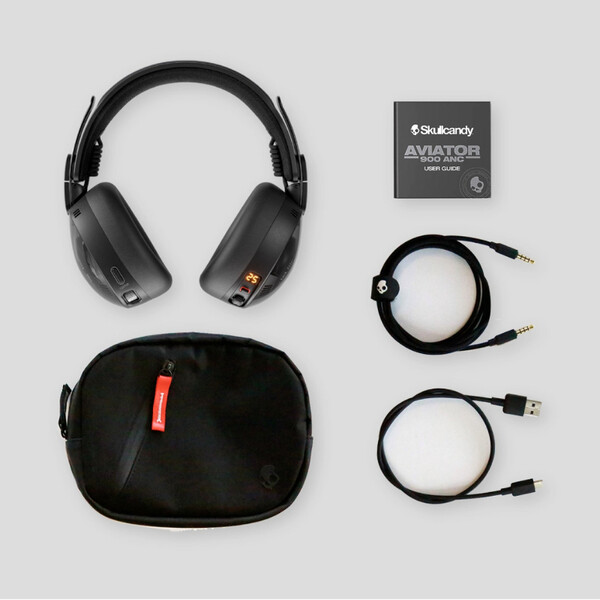 Skullcandy Aviator 900 ANC są dostarczane z kablem do ładowania i kablem AUX. (Źródło zdjęcia: Skullcandy)