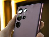 Wygląda na to, że Samsung nie wprowadzi prawie żadnych zmian zewnętrznych pomiędzy Galaxy S22 Ultra, na zdjęciu, a Galaxy S23 Ultra. (Źródło obrazu: Zana Latif)