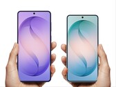 Modele Galaxy S27 Plus i Galaxy S27 będą wyposażone w te same aparaty do selfie, co ich poprzednicy przedstawieni na zdjęciu.
