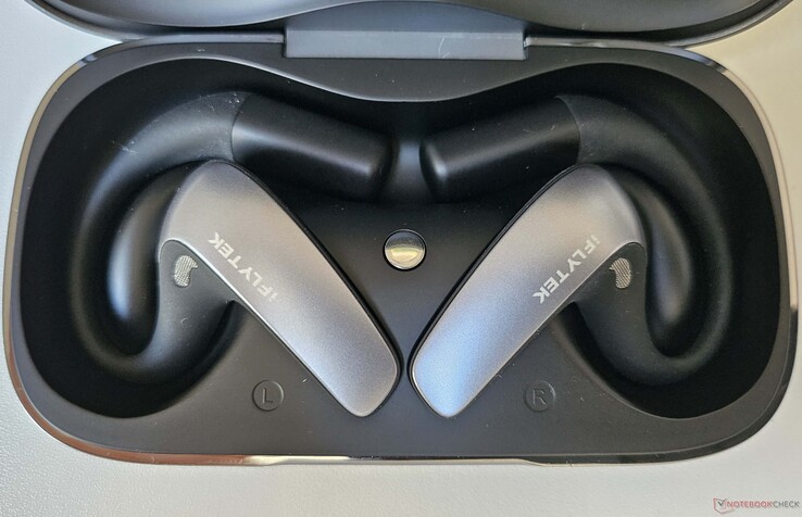 Podobnie jak wiele innych słuchawek Bluetooth, te słuchawki z funkcją AI ładują się bezpośrednio w etui.