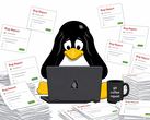 Pingwin w stylu Tux przytłoczony raportami o błędach generowanymi przez sztuczną inteligencję, zalewającymi obszar roboczy programisty Linuksa.