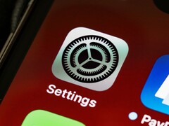 Zbliżenie na ekran iPhone’a z ikoną aplikacji Ustawienia