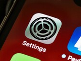 Zbliżenie na ekran iPhone’a z ikoną aplikacji Ustawienia