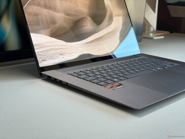 Zenbook S16 przekonuje smukłą obudową i świetną jakością wykonania.
